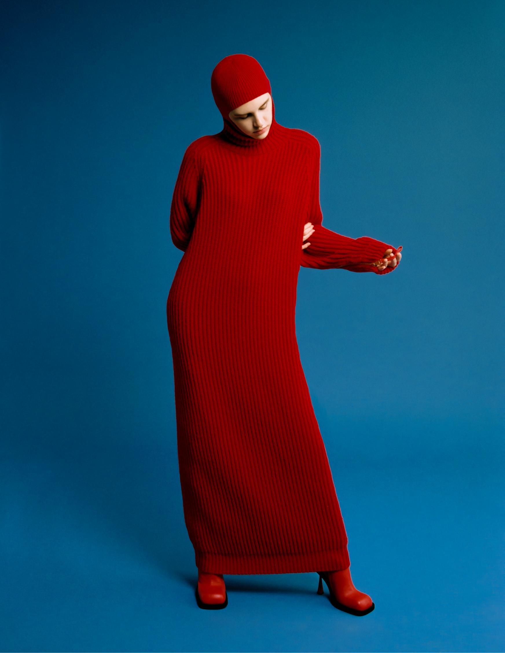 Leelou: vestido e balaclava, ambos MAX MARA. Botas, ANDREADAMO.