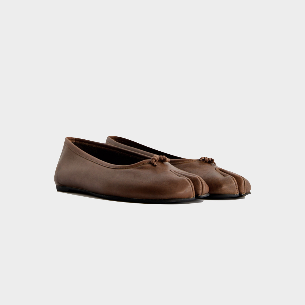 Sabrinsas em pele, € 69,95, Ulanka.