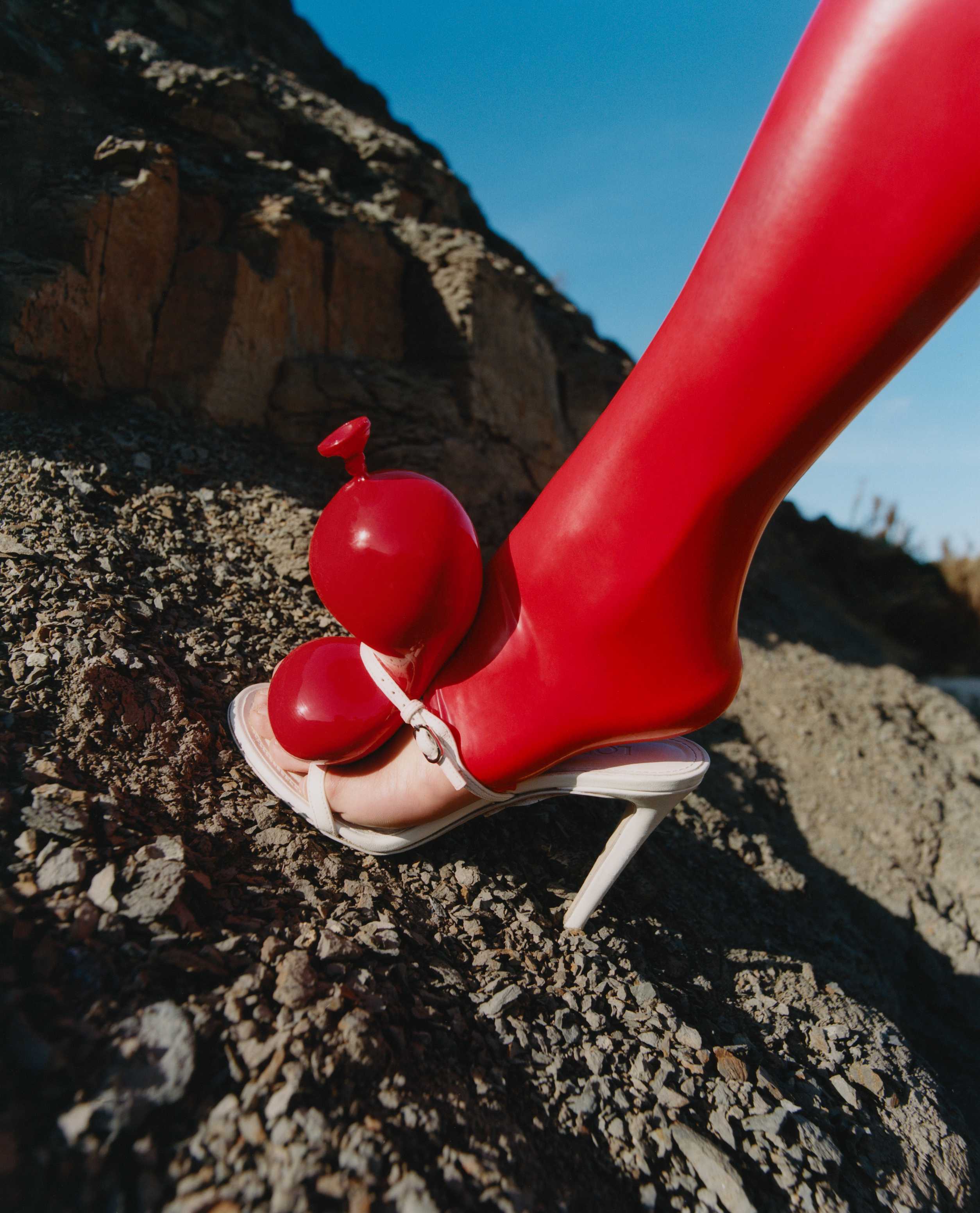 Calças, ELISSA POPPY. Sandálias, LOEWE.