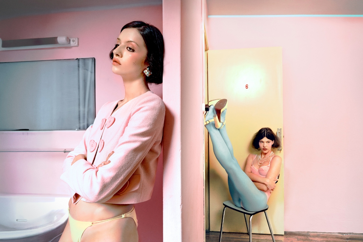 Vera: casaco, MOSCHINO. Cuecas de biquíni, HER SENSES. Maria: body e colares vintage, da produção. Collants, FALKE. Sapatos, LANVIN.