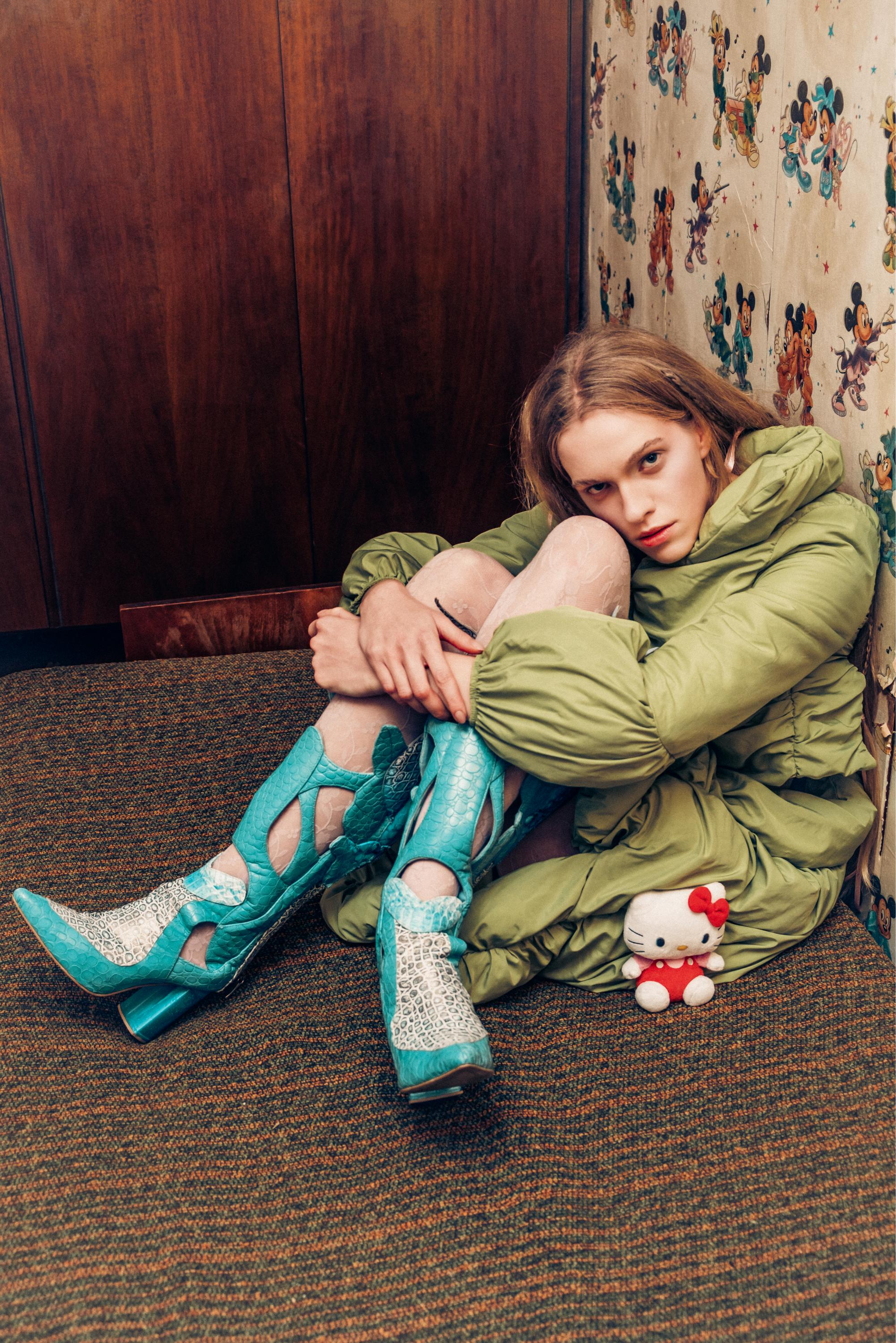 Casaco, JAGODA STANISZEWSKA. Bodysuit e botas, PAWEL KAZIMEROWSKI. Casaco, JAGODA STANISZEWSKA. Bodysuit e botas, PAWEL KAZIMEROWSKI.