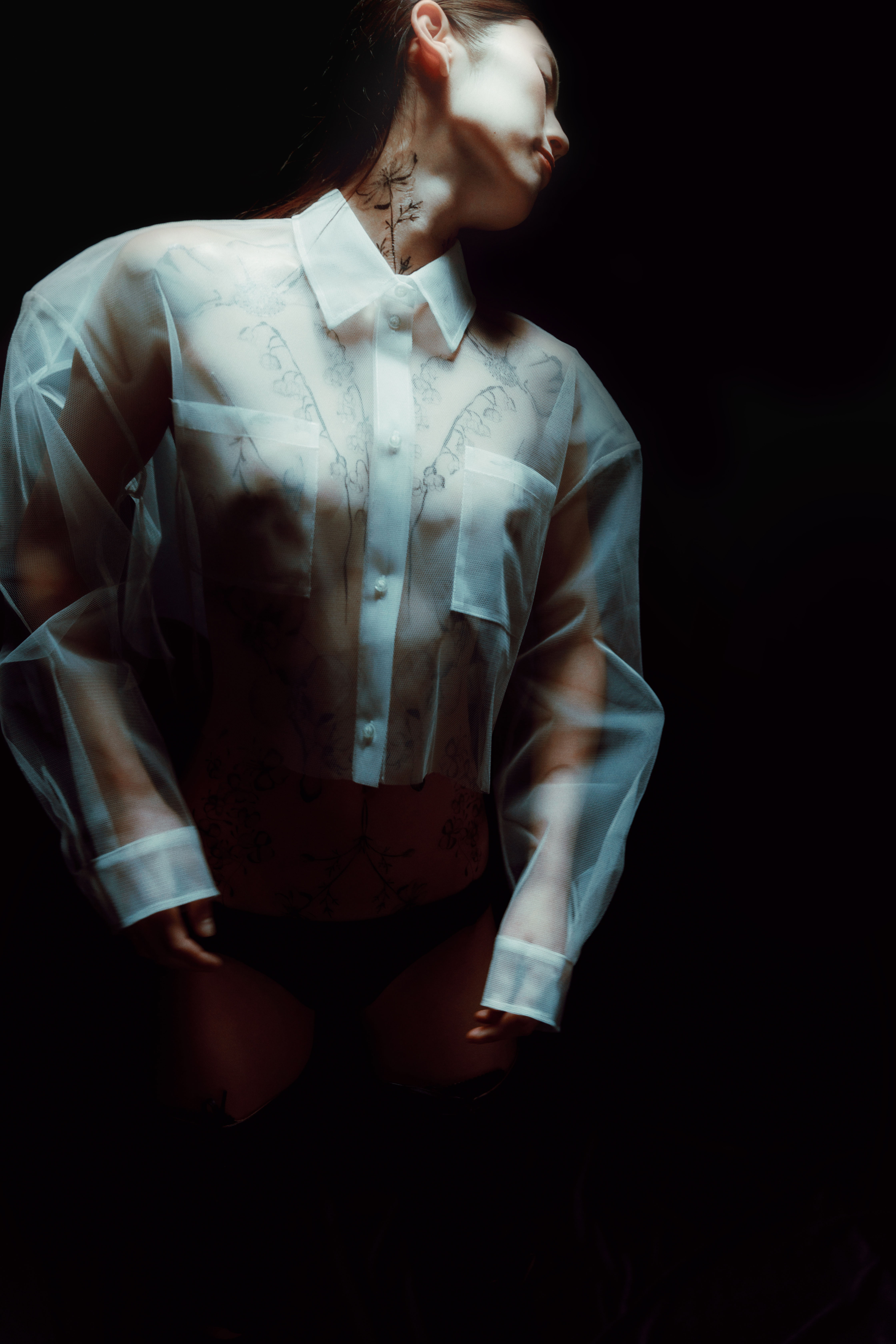 Camisa, MSGM. Cuecas, LDMA. Botas, FENDI.