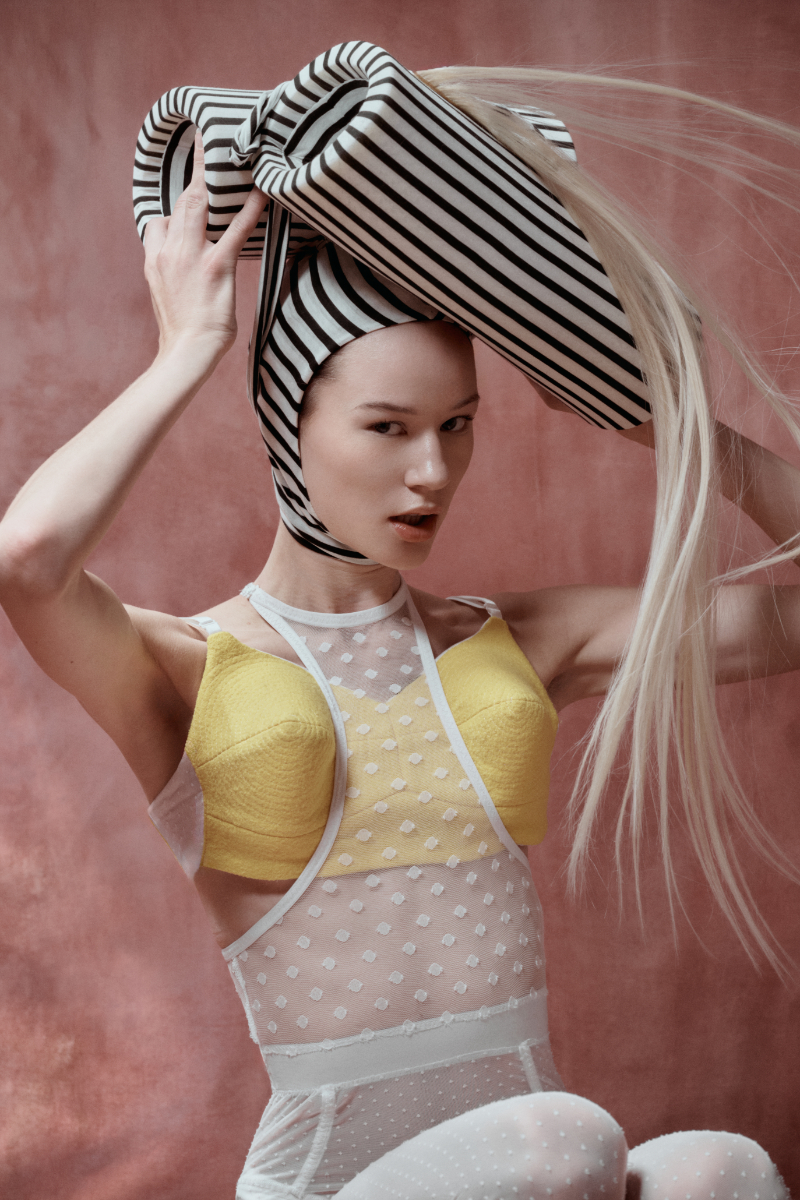 Top, bodysuit e headpiece, tudo CAITLIN BAY. Sapatos, SOPHIE TINÉ.