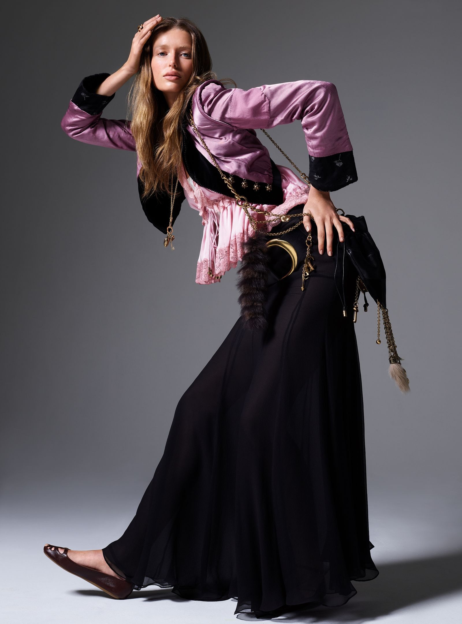 Stella Hanan em full look Chloé.