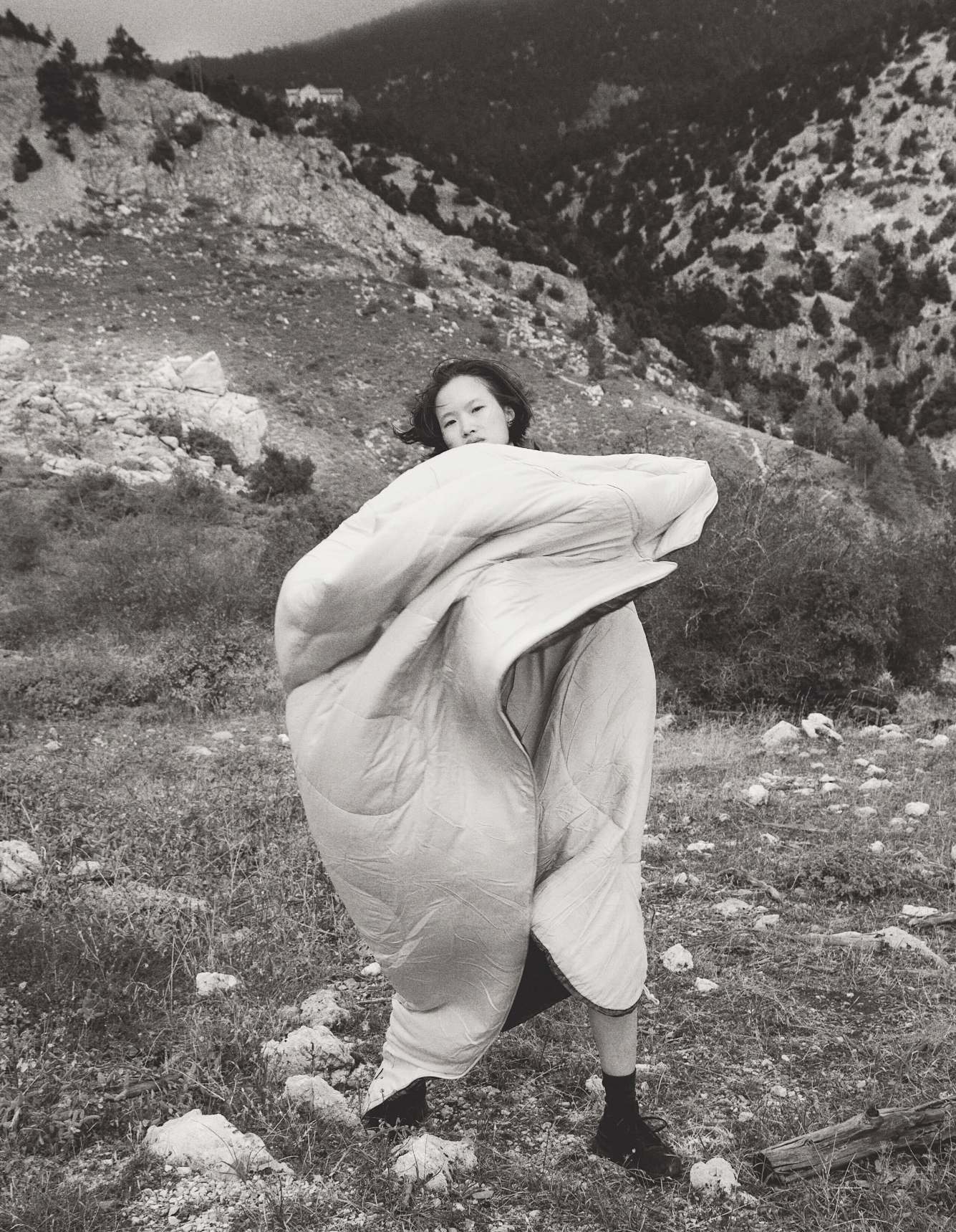 Saco de cama, da produção. Ténis, ACNE STUDIOS.