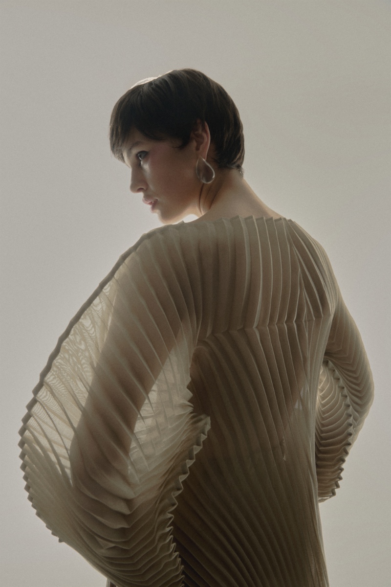 Vestido, MAGDA BUTRYM. Brincos, TOSKA; Blusa, ISSEY MIYAKE. Brincos, TOSKA; Vestido, MAGDA BUTRYM. Brincos, TOSKA. Carteira, MAME KUROGOUCHI. Vestido, MAGDA BUTRYM. Brincos, TOSKA; Blusa, ISSEY MIYAKE. Brincos, TOSKA; Vestido, MAGDA BUTRYM. Brincos, TOSKA. Carteira, MAME KUROGOUCHI.