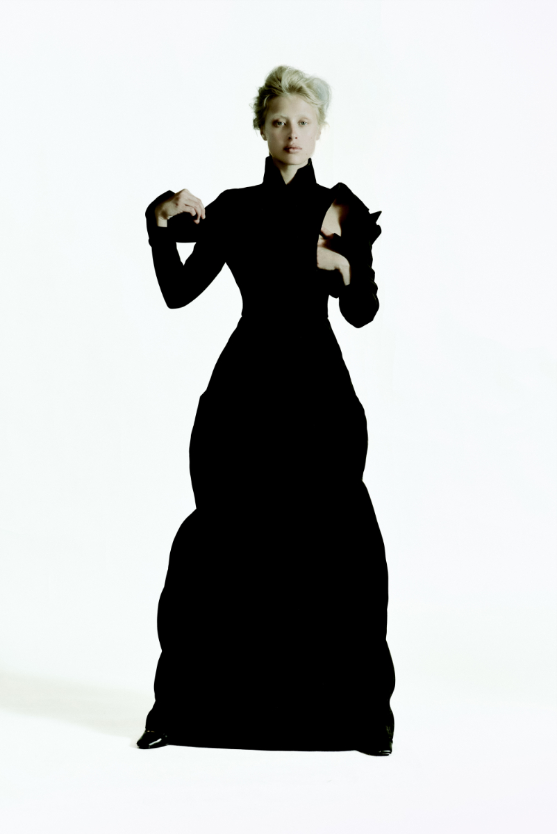 Camisa e saia, ARTHUR ARBESSER. Soutien, MAISON ALEPH. Sapatos, BALENCIAGA; vestido, SAGIO. Sapatos, VERSACE.