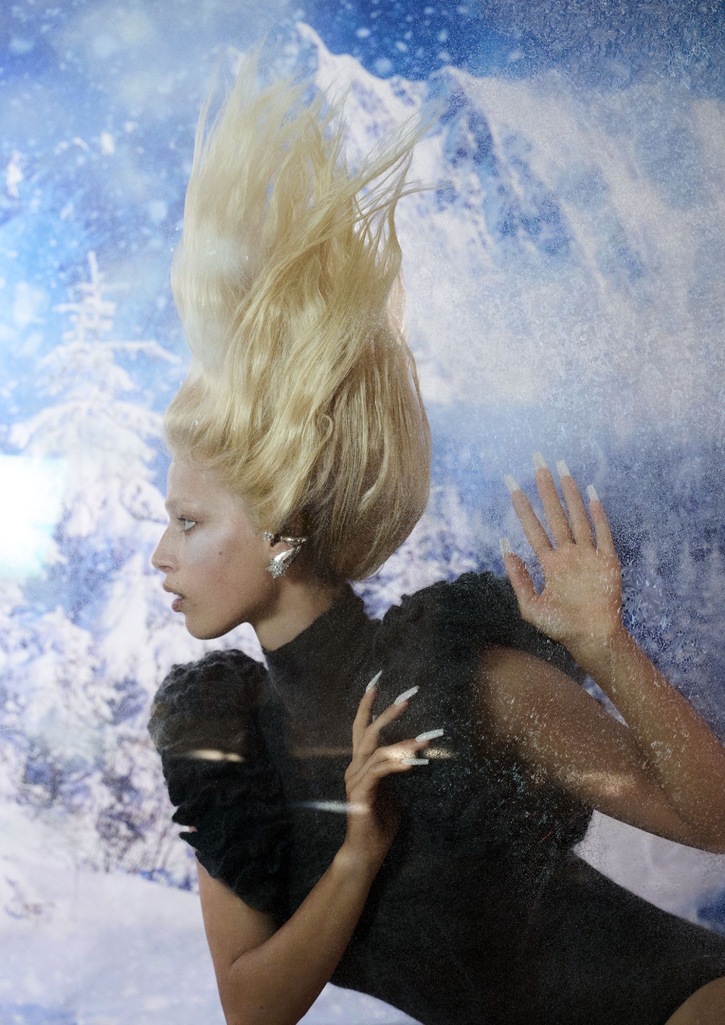 Jumpsuit, AKNVAS. Óculos, CHLOÉ. Base, Studio Radiance no tom C3, € 45, MAC COSMETICS em PERFUMES&COMPANHIA.PT. Lápis Satin Kajal Liner no tom Black, € 39, em VICTORIA BECKHAM. Sombra de olhos da paleta Pro Palette Paintstick x12 nos tons High Def Cyan e Pure White, MAC COSMETICS. Máscara de pestanas Lash Clash no tom Noir, € 45,99, YVES SAINT LAURENT em DOUGLAS.PT. Batom Powder Kiss Lip + Cheek Mousse no tom Ruby Boo, MAC COSMETICS. Batom Rouge Allure Laque no tom 91 Fancy Prune, CHANEL BEAUTY. Pedras usadas na cara, MICHAELS; Body, ALAĪA. Ear-cuffs, KEREN WOLF. Base, Studio Radiance no tom C3, € 45, MAC COSMETICS em PERFUMES&COMPANHIA.PT. Primer Smudge Proof Eyeshadow Base, € 35, NARS. Sombra de olhos da paleta Les 4 Rouges Yeux et Joues ‘957 Tendresse no tom Shade ‘Medium, CHANEL. Pó translúcido Super White Professional Powder, BEN NYE. Batom Ultra Suede Lipstick no tom Erin, € 34, MAKEUP BY MARIO em SEPHORA.PT.