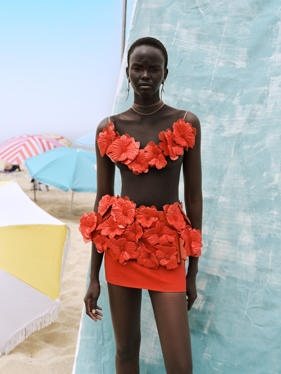 Top e saia, DAVID KOMA. Brincos, MAM ORIGINALS.