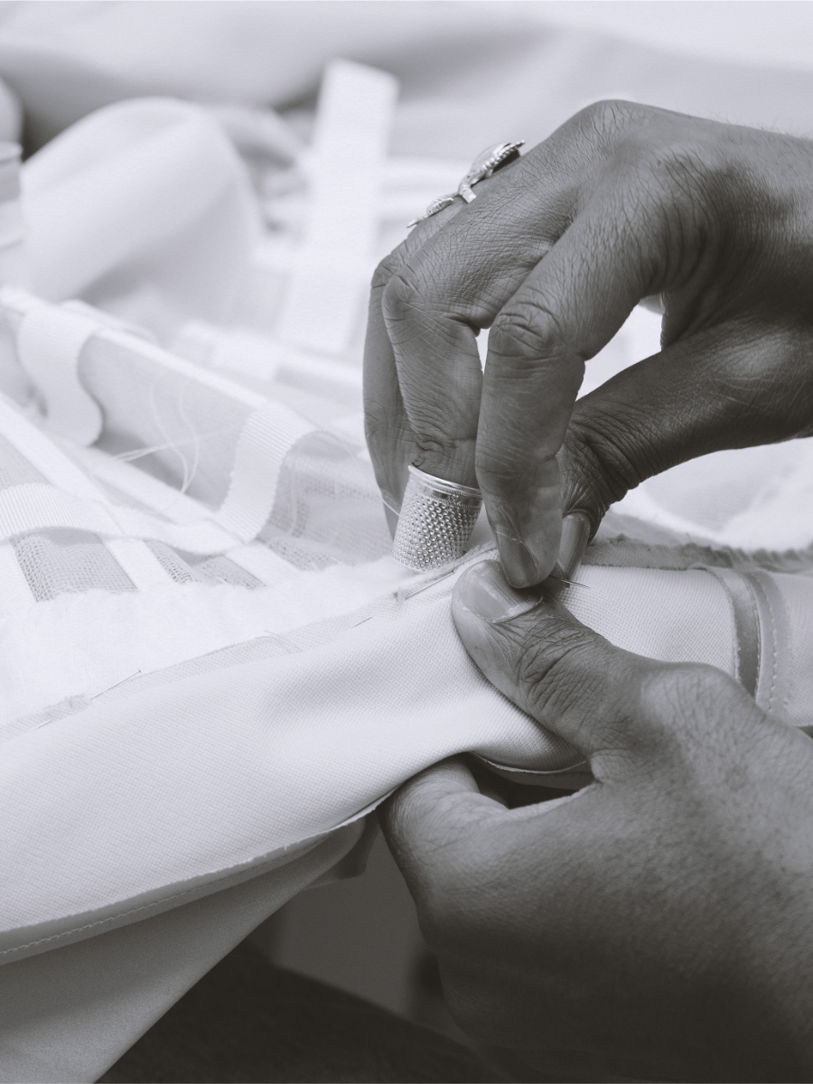 O look de Mia Goth para os Governors Awards.