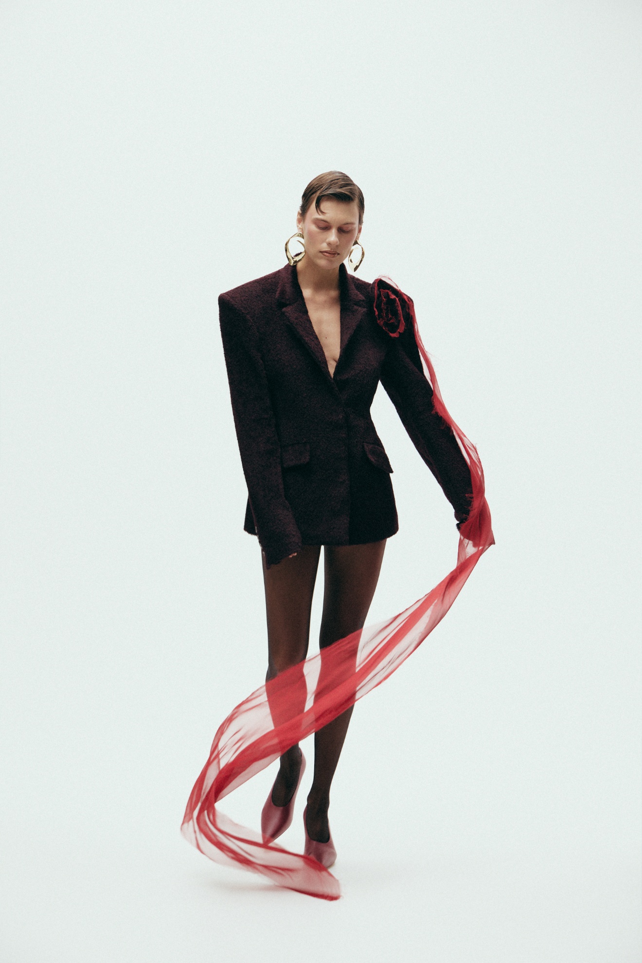 Blazer, DIDU. Collants, FALKE. Brincos, CULT GAIA. Sapatos, GIABORGHINI. Blazer, DIDU. Collants, FALKE. Brincos, CULT GAIA. Sapatos, GIABORGHINI.