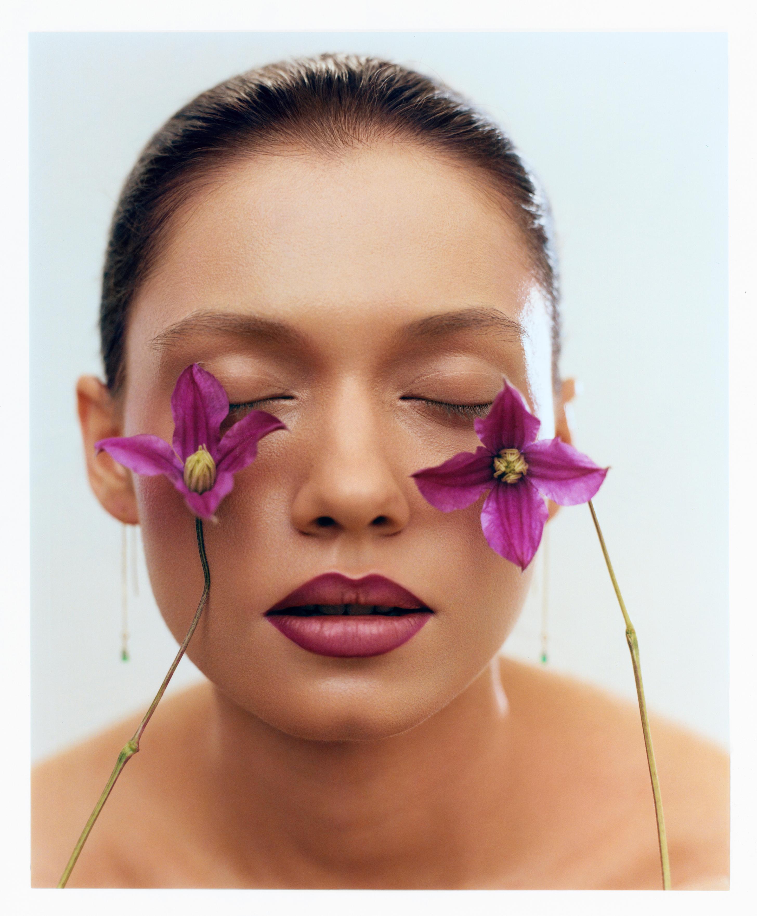Brincos Tender Whispers com ónix, ELFJOY. Base Backstage Face & Body, no tom 3WO, € 45, DIOR. Sabão de sobrancelhas Soap Brows Extra Strong, WEST BARN CO. Blush Couture Blush, no tom 9 Rose Lavallière, YVES SAINT LAURENT. Sombra de olhos Retro Glam, no tom Lucy, € 78, NATASHA DENONA. Lápis de lábios Lip Pencil, no tom Magenta, € 23, e lipgloss Clear Lipglass, € 23, MAC.