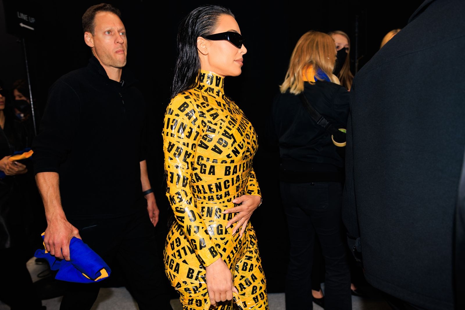 Kim Kardashian com o icónico body de fita adesiva da Balenciaga nos bastidores do desfile AW22.
