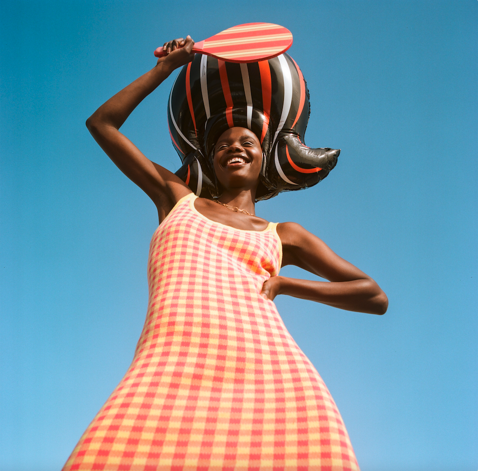 Zana: vestido, SINDISO KHUMALO. Colar, KIRSTEN GOSS.