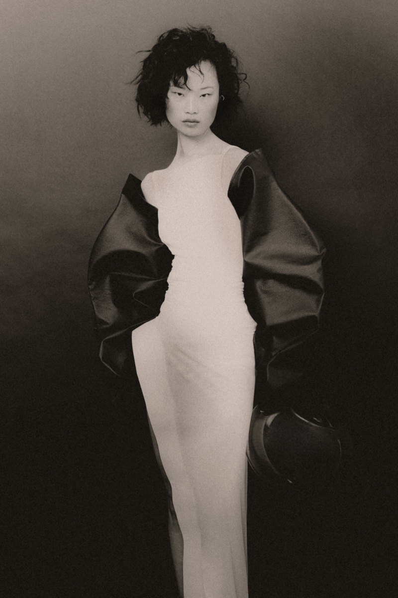 Vestido, ERNESTO NARANJO. Luvas, MARIO ANTÓN. Sapatos, MARIA GOROF.