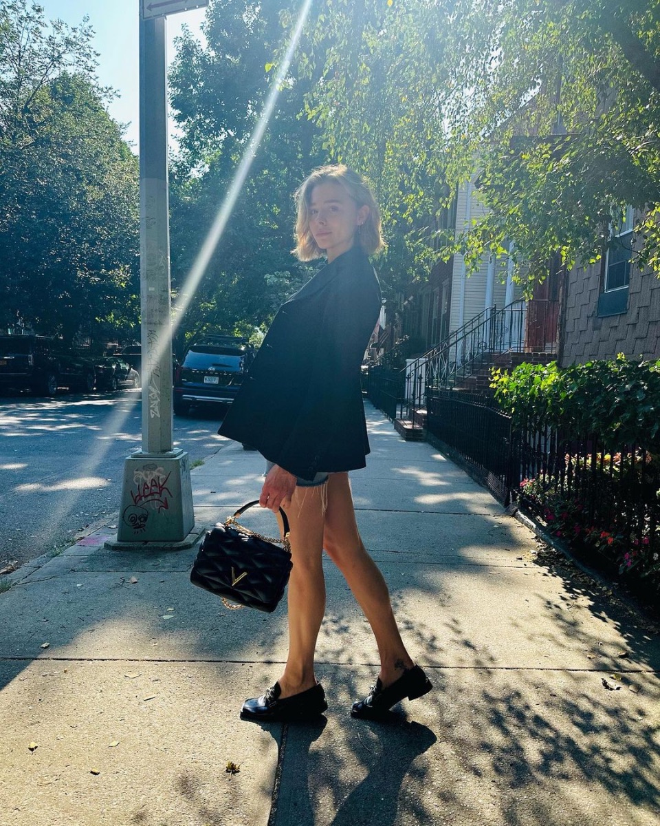 Chloé Grace Moretz com a carteira GO-14
