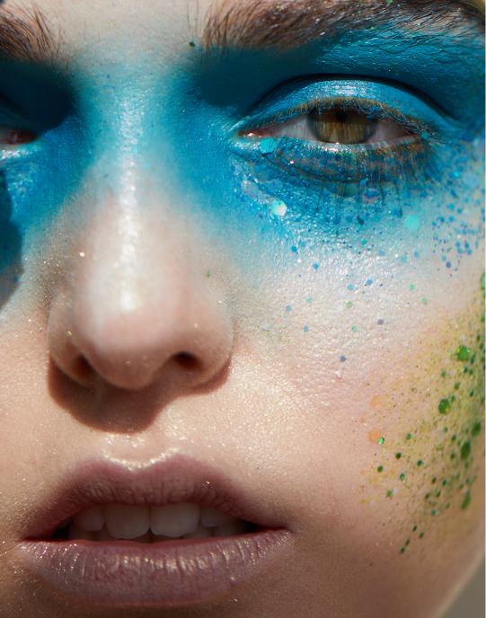 Base Maracuja Tinted Moisturizer, no tom 22S Light Sand, TARTE. Glitter 24 Colors, no tom Green, LEOBRO. Pigmento em pó Lumière Metallic Powder, no tom MLP-1 Gold, BEN NYE.Base Maracuja Tinted Moisturizer, no tom 22S Light Sand, TARTE. Pigmento em pó Metallic Powder, no tom Gold, € 13,50, MEHRON. Pigmento em pó Lumière Luxe Powder, nos tons LX-2 Iced Gold e LX-18 Golden Apricot, BEN NYE. Bálsamo de lábios, LUCAS’ PAPAW.