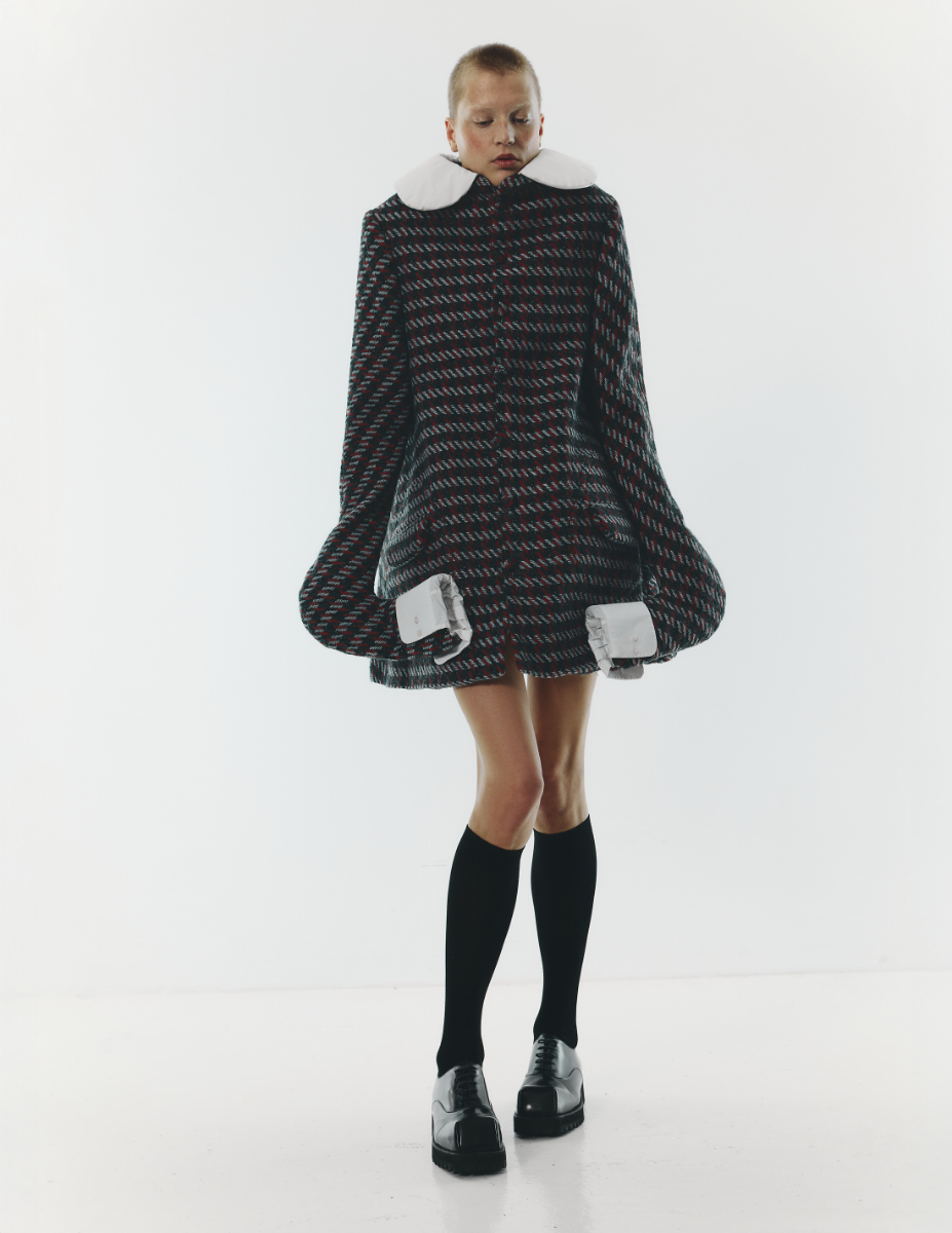 Casaco, ALEKSANDER KUDRISCHOW. Meias, FALKE. Sapatos, ACNE STUDIOS.