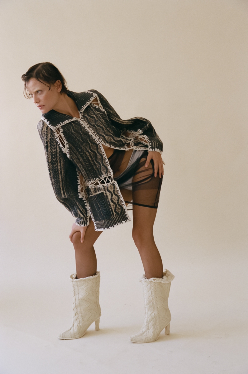 Casaco, vestido e botas, tudo RAQUEL DE CARVALHO. Cuecas e meias, da produção. Casaco, vestido e botas, tudo RAQUEL DE CARVALHO. Cuecas e meias, da produção.