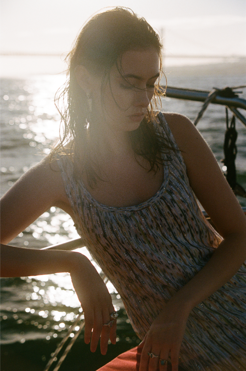 Ashley: casaco e saia, MISSONI. Brincos e colar, TÂNIA GIL. Colar, CAROLINA CORADO; Ashley: vestido, MISSONI. Brincos e anéis, tudo ROGER THAT.