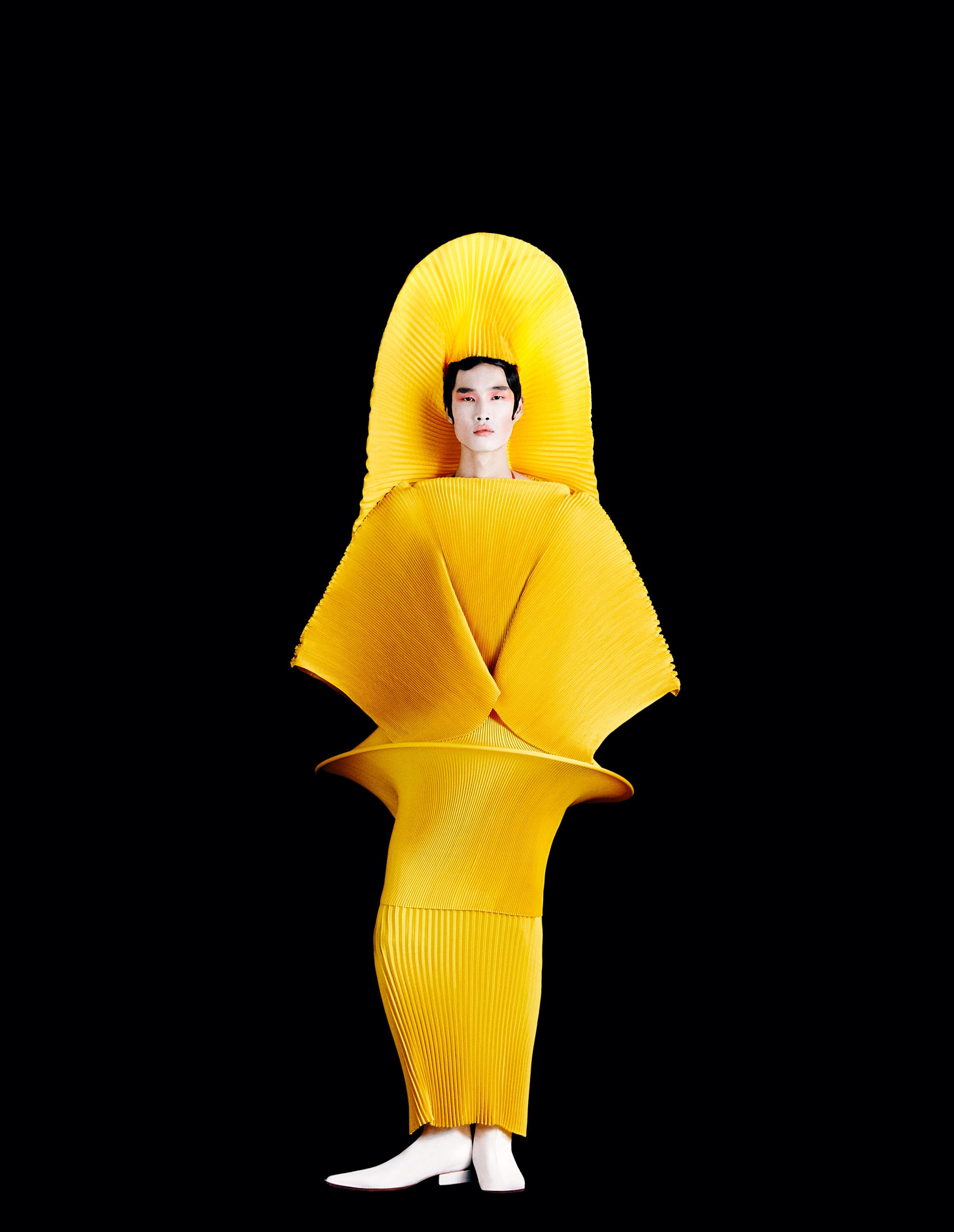 Elia: vestido e headpiece, ambos VON TRAPP. Botas, FERNANDO PIRES.