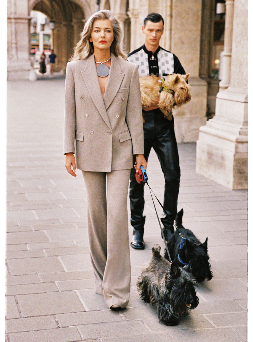Paulina: blazer, calças e colar, tudo MICHAEL KORS COLLECTION. Sapatos, FENDI. Filip: camisa vintage, VERSACE, na TEXTILE HOUSE. Calças e botas, VERSACE.