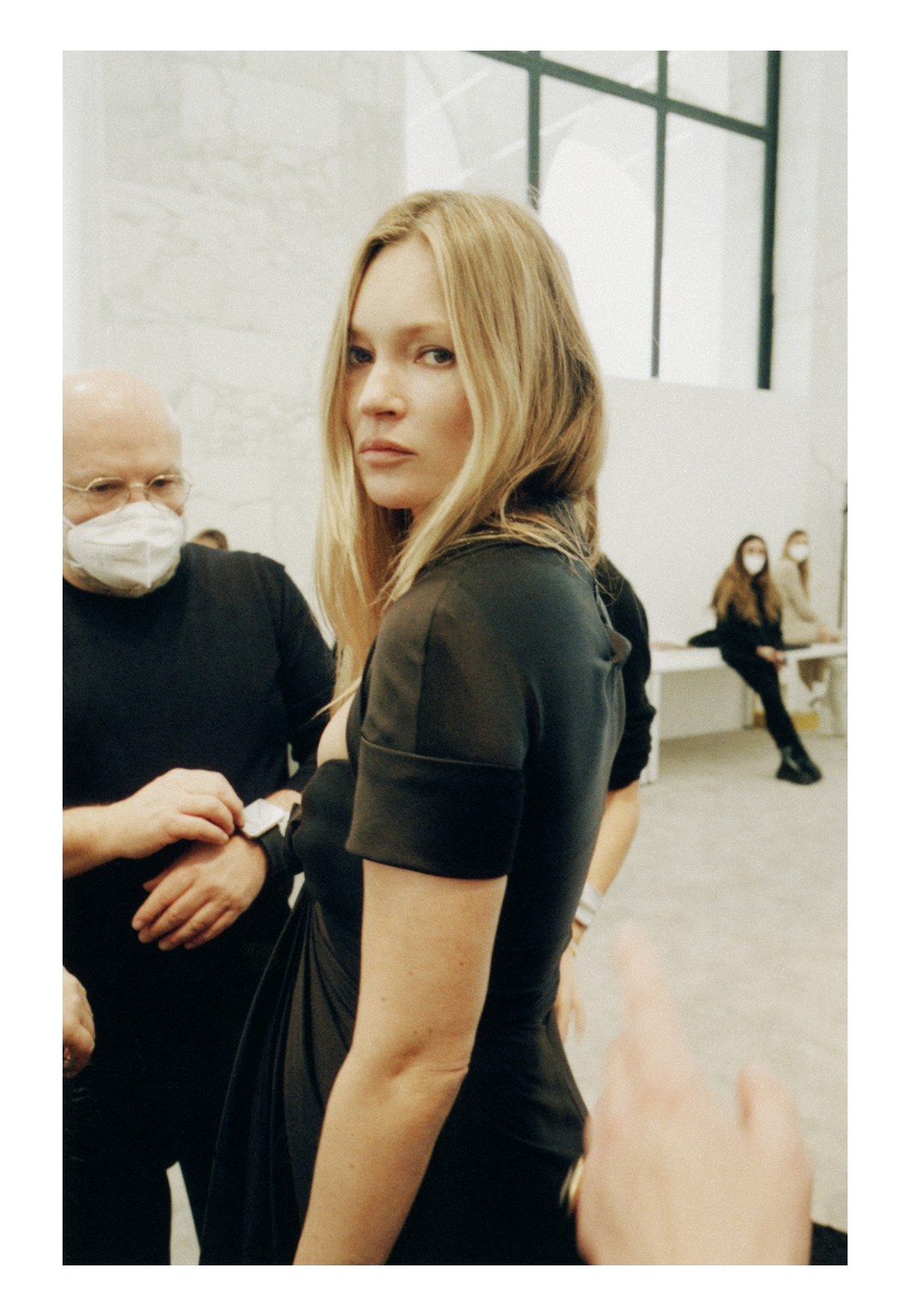 Kate Moss com o vestido de seda acetinado que faria parte do editorial da Vogue britânica.