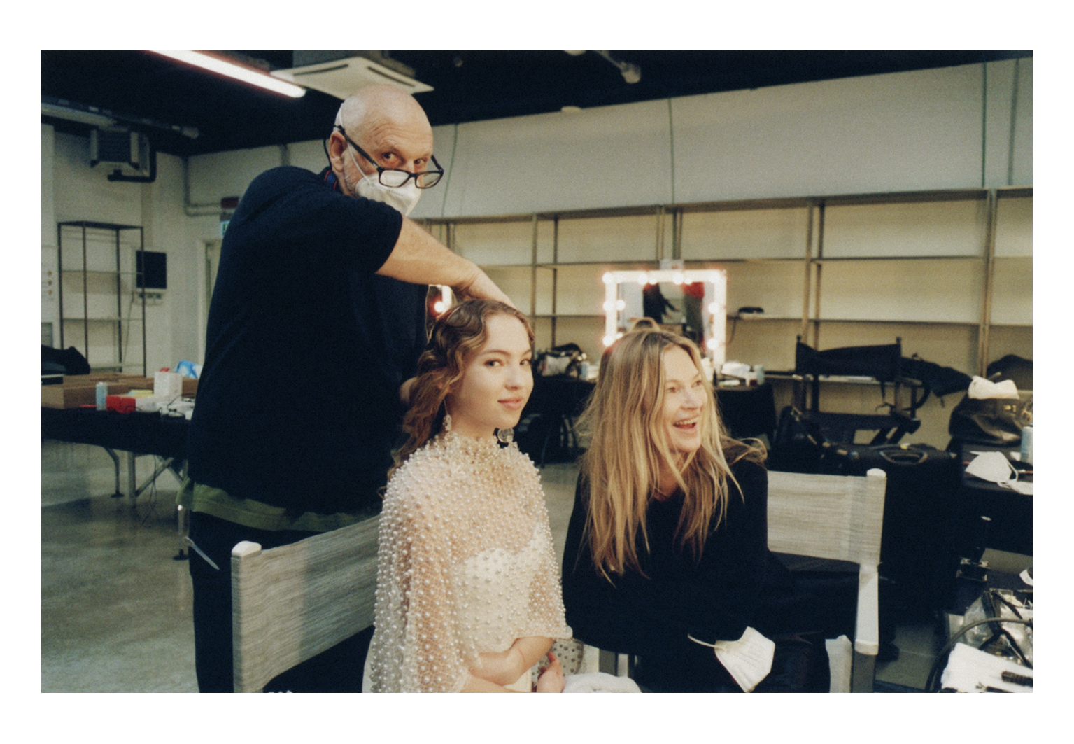 BTS com Lila e Kate Moss e o hairstylist Sam McKnight.