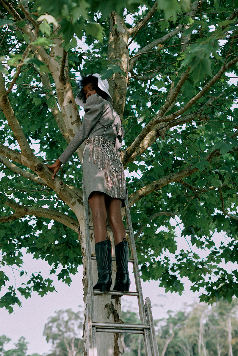 Chapéu, Burberry. Vestido, MSGM, na NK Store. Cinto, Eduardo Caires. Botas, Louis Vuitton.