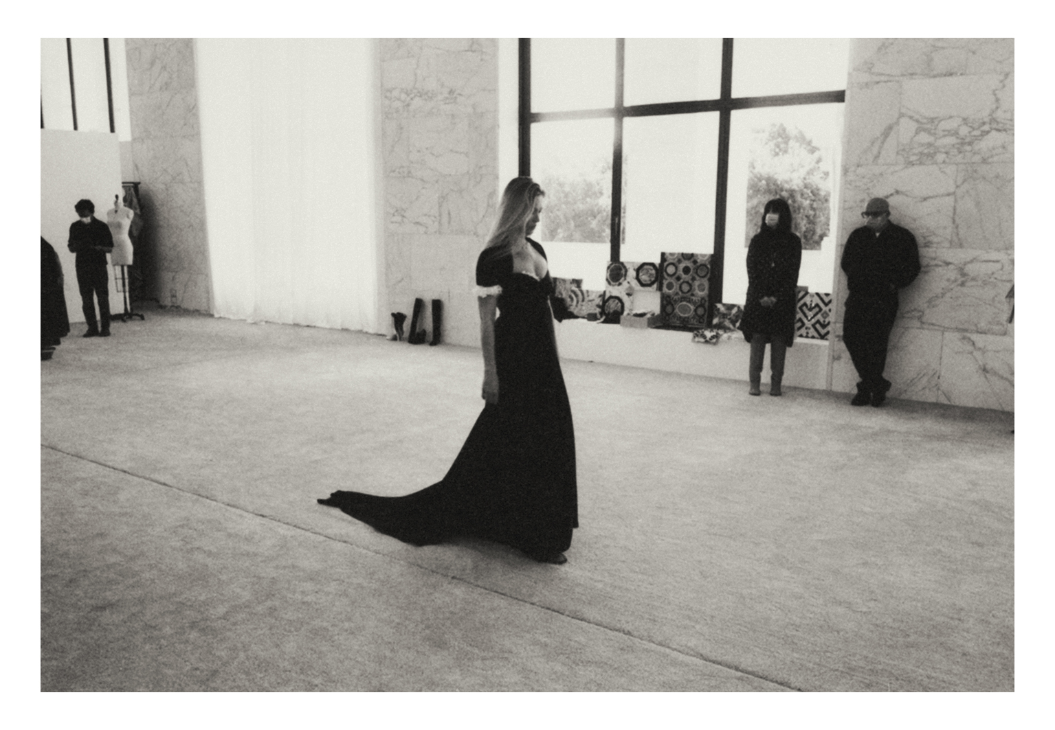 Kate Moss a desfilar o primeiro look.