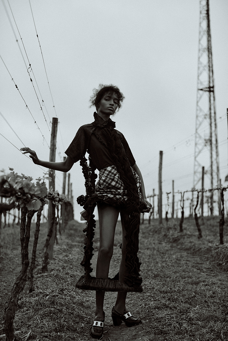 Camisa, saia e sapatos, tudo Prada. Brincos em ouro, Sauer. Saiote, Fernanda Yamamoto.