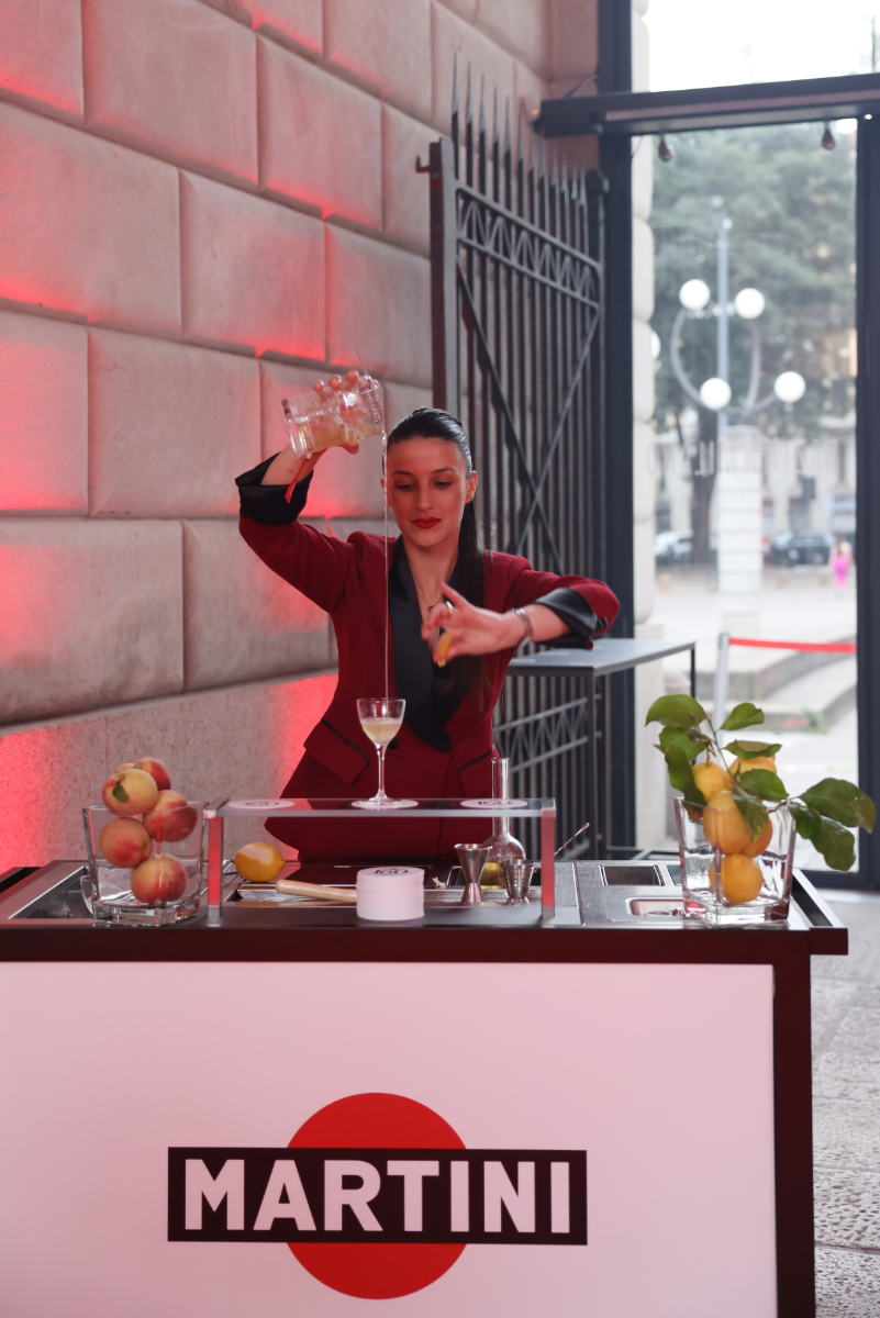 Maura Milia, Bar Manager do Connaught Bar, criou cocktails MARTINI exclusivos.