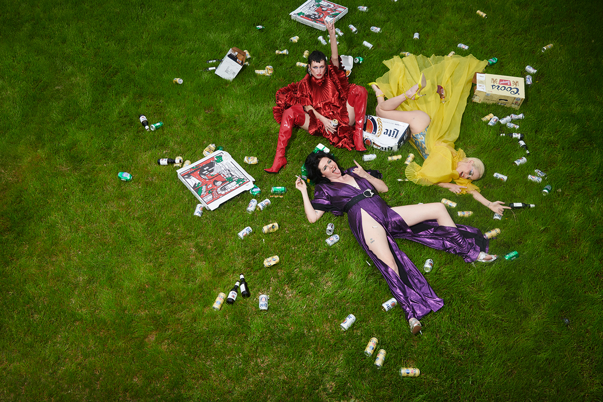 Zumi: kaftan, JULIA CLANCEY. Brincos Aliya Lumiere, HOUSE OF EMMANUELE. Botas, da produção. Dani: macacão, MICHAEL COSTELLO. Cinto, ZANA BAYNE. Sapatos, da produção. Ashley S.: capa, OLIVER TOLENTINO. Fato de banho, LULI FAMA MIAMI. Sapatos, CAMILLA GABRIELI.