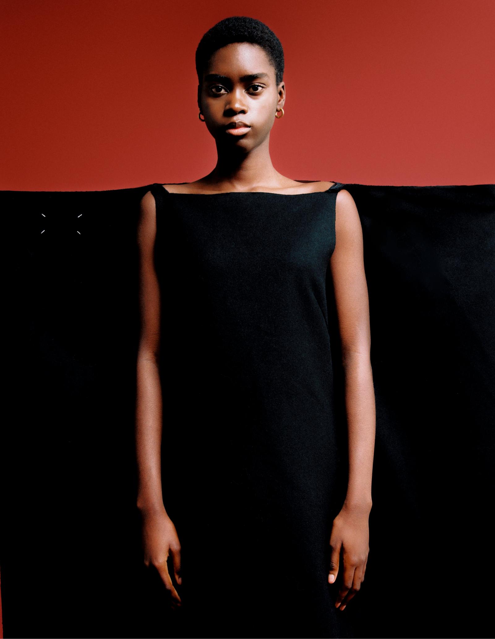 Tomiwa: vestido, MAISON MARGIELA. Brincos vintage, da produção.