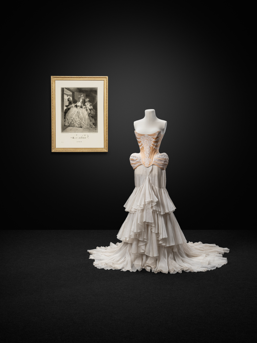 Esquerda: Pintura Landscape in a Park (circa 1850) , Eugène-Louis Lami, e vestido com bolero, da coleção Tarnished Beauty de Haute Couture de 2012, Jantaminiau. Direita: Ilustração Les Adieux (1777), Robert Delaunay, pós-Jean-Michel Moreau, intitulado le Jeune, e corpete Panniers e saia Inês de Castro, da coleção primavera-verão de 2012, Storytailors.