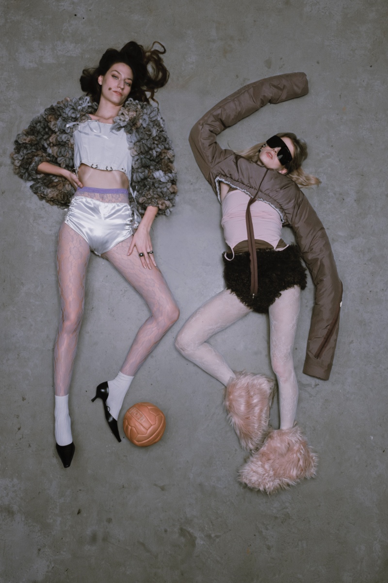 Giulia: bodysuit, TOMMASO RICCIARDI. Soutien e cuecas, GIULIA GAGLIARDI. Botas, da produção. Anais: vestido, SHARON PACITTO. Saia, STEFANO SALVATI. Sapatos, da produção; Giulia: top e cuecas, ANNA BORRIELLI. Casaco, GIULIA GAGLIARDI. Meias e sapatos, da produção. Anais: casaco e sapatos, TOMMASO RICCIARDI. Top, óculos de sol, earcuff e collants, tudo da produção. Calções, ERSILIA. Giulia: bodysuit, TOMMASO RICCIARDI. Soutien e cuecas, GIULIA GAGLIARDI. Botas, da produção. Anais: vestido, SHARON PACITTO. Saia, STEFANO SALVATI. Sapatos, da produção; Giulia: top e cuecas, ANNA BORRIELLI. Casaco, GIULIA GAGLIARDI. Meias e sapatos, da produção. Anais: casaco e sapatos, TOMMASO RICCIARDI. Top, óculos de sol, earcuff e collants, tudo da produção. Calções, ERSILIA.