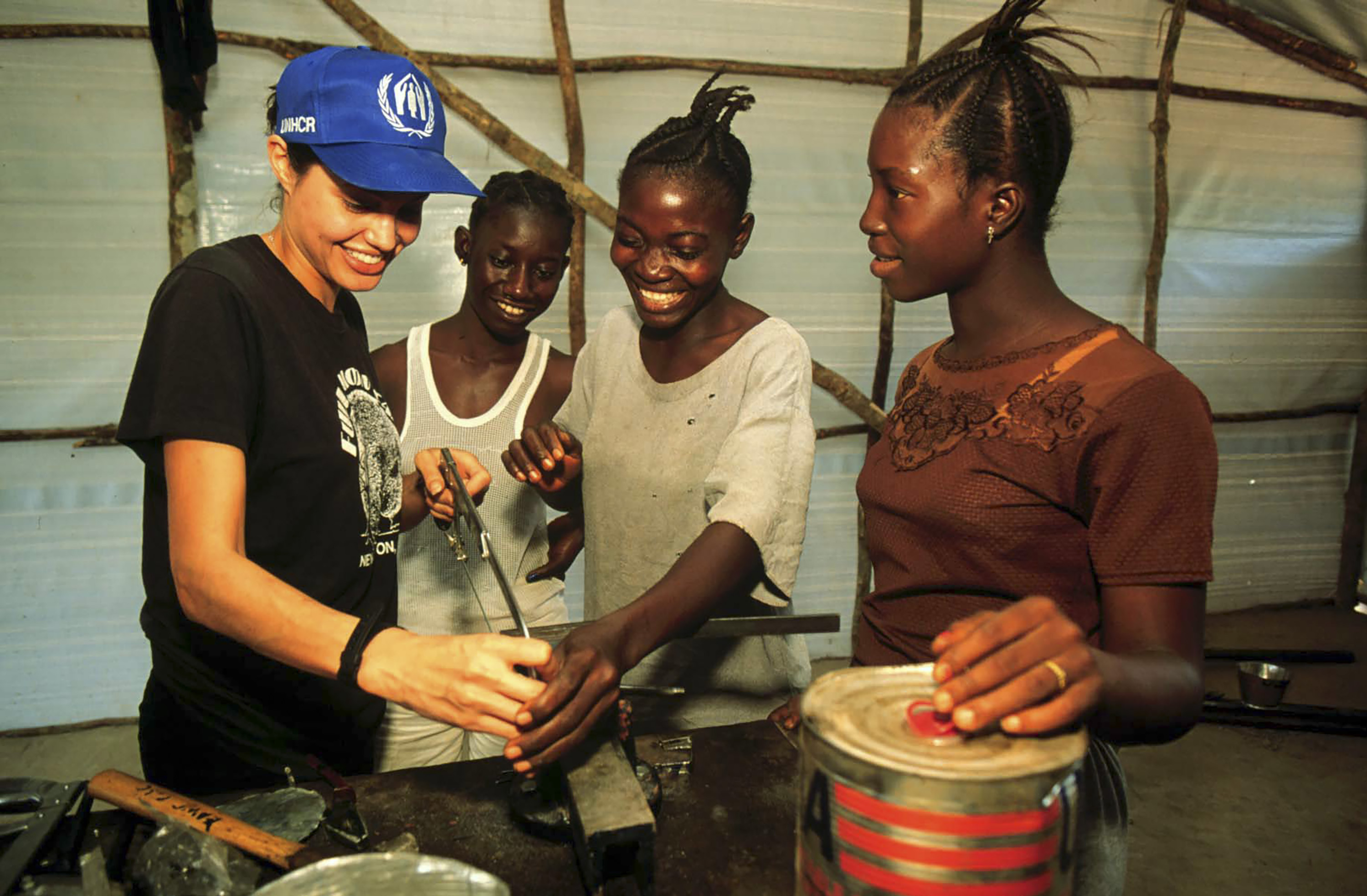 Serra Leoa, Angelina Jolie visita o FAWE Girls Center