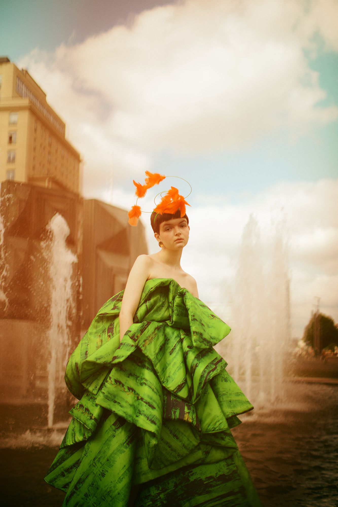 Headpiece, Giuseppe Tella. Vestido, Luisa Marie Henkel.