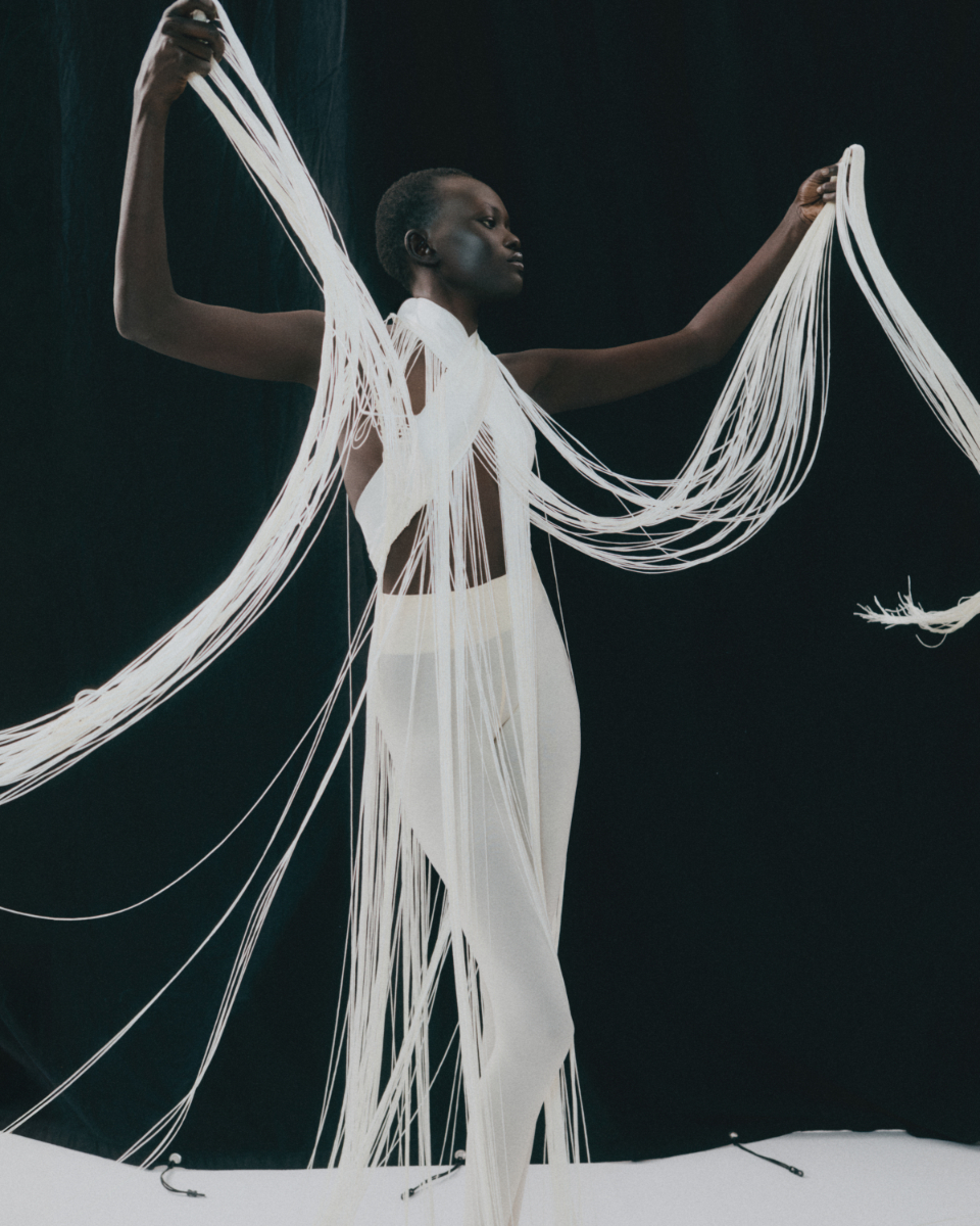 Cachecol, da produção. Chapéu, KAREN ARCANJO. Collants, WOLFORD. Sapatos, PATRIZIA PEPE.