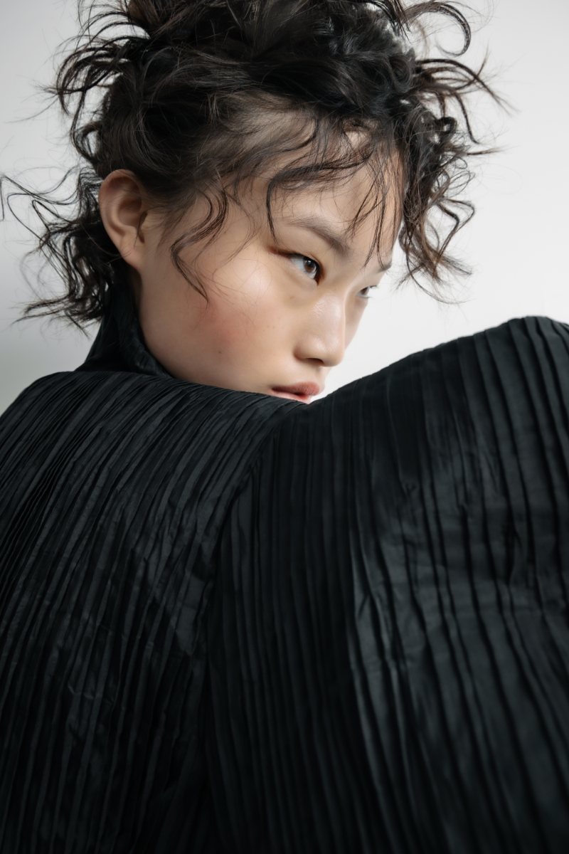 Casaco, DE LA CIERVA Y NICOLAS. Vestido, VISORI STUDIO. Sapatos, HISPANITAS. ; Vestido, VISORI STUDIO. Brinco, BEATRIZ PALACIOS. 