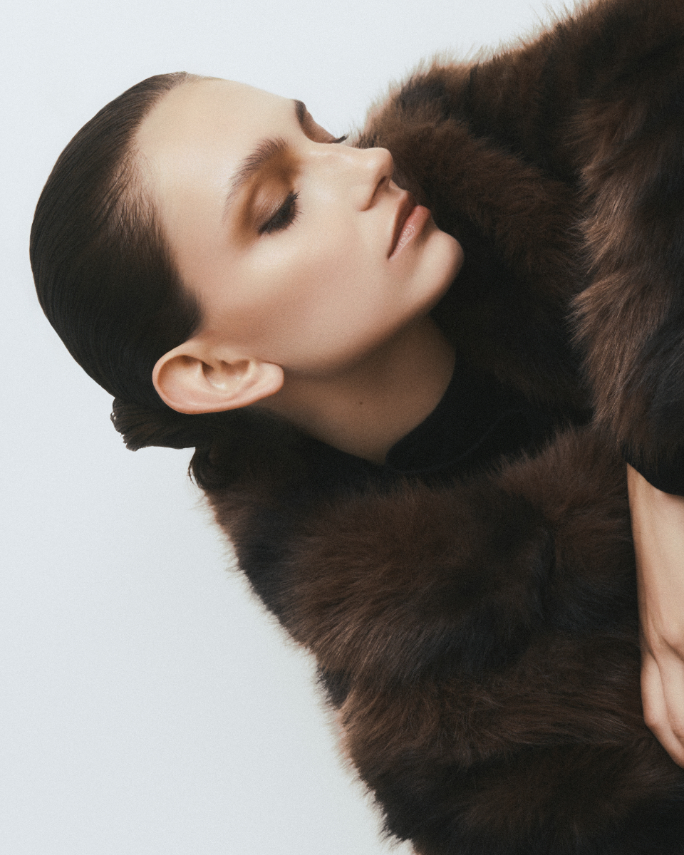 Lorena: casaco vintage, da produção. Camisola, ARKET. Saia, ESTER MANAS