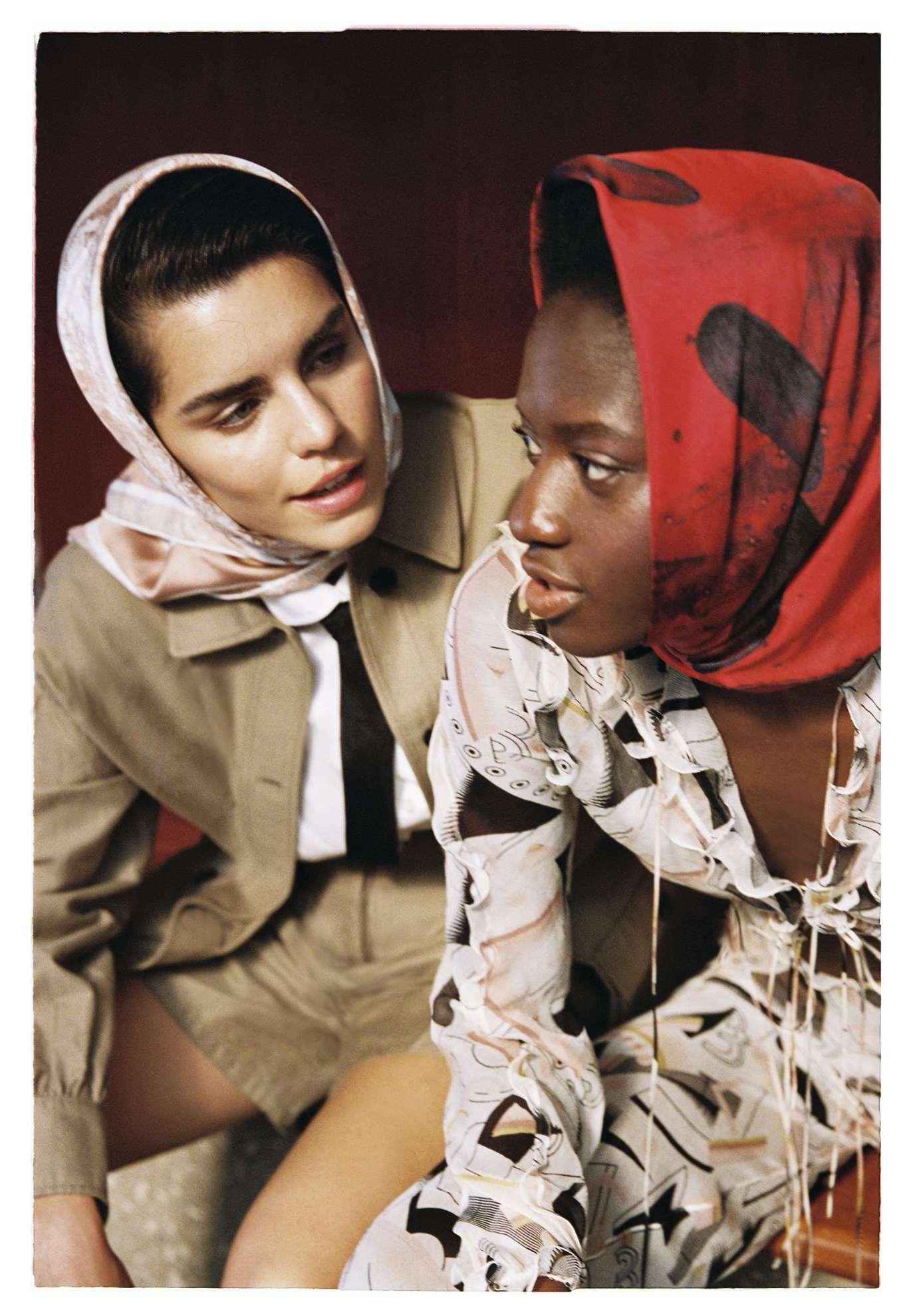 Lotte: vestido e lenço, ambos AVELLANO. Óculos de sol, SAINT LAURENT BY ANTHONY VACCARELLO. Ana: casaco, ALEXANDRE VAUTHIER. Lotte: vestido e lenço, ambos AVELLANO. Óculos de sol, SAINT LAURENT BY ANTHONY VACCARELLO. Ana: casaco, ALEXANDRE VAUTHIER.
