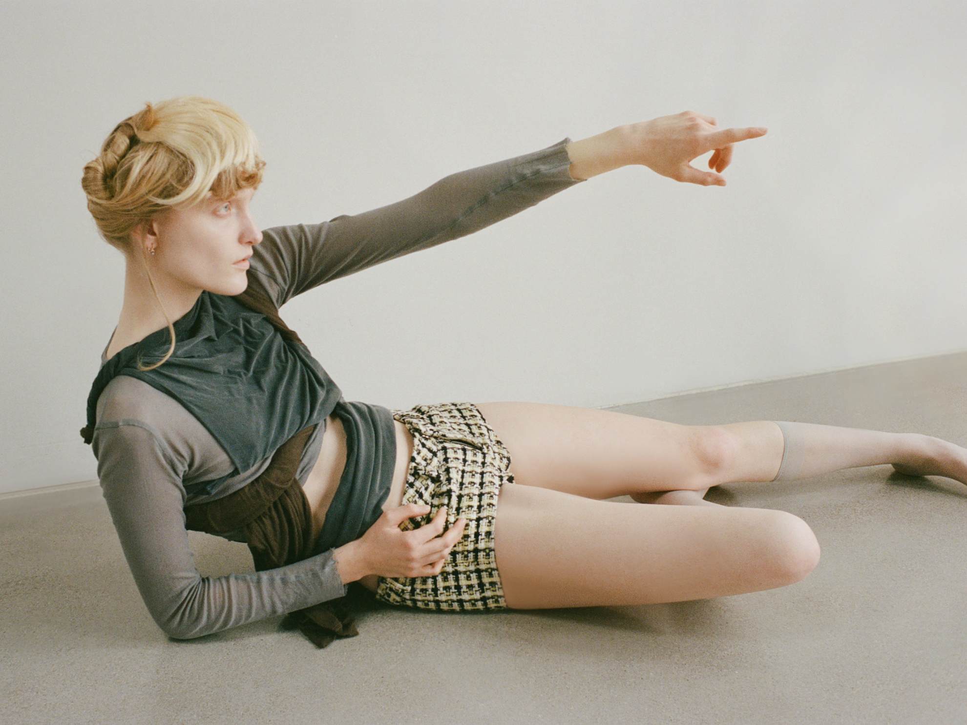 Tops, RICK OWENS. Calções, LAURA ANDRASCHKO. Meias, CALZEDONIA.