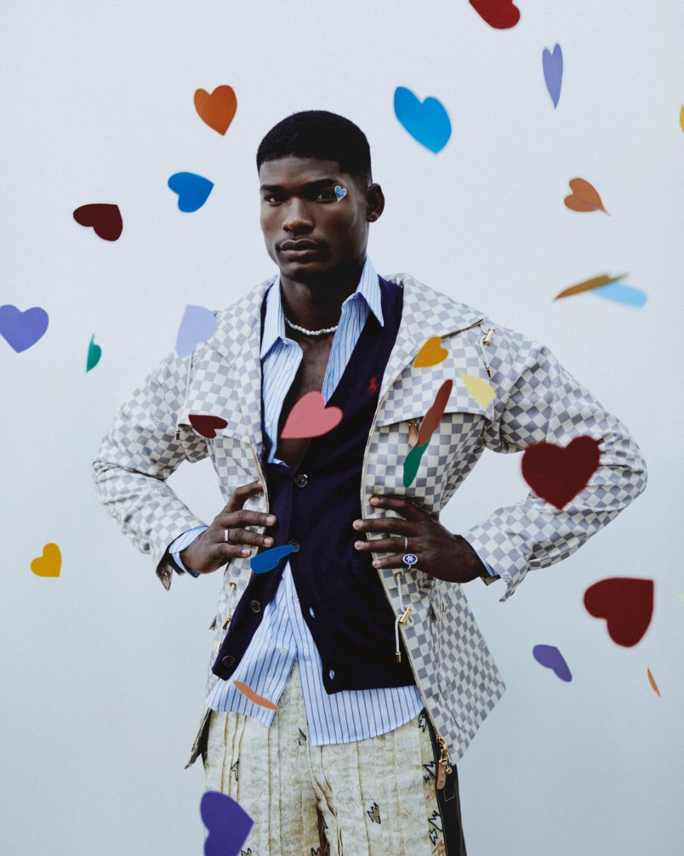 Elson: camisa, Emporio Armani. Cardigan, Polo Ralph Lauren. Parka e bermuda, Louis Vuitton. Colar de pérolas e anéis, Quojoias.