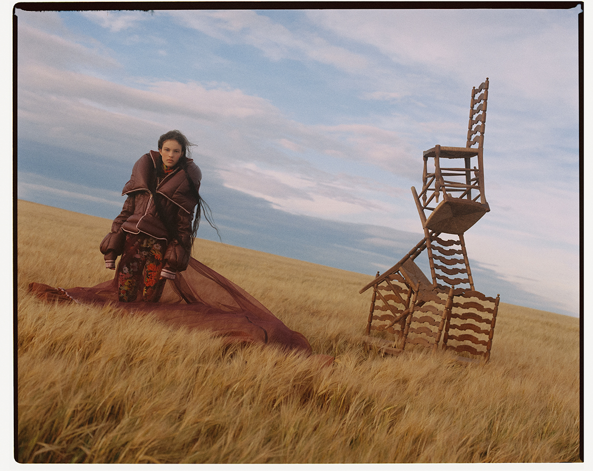 Fotografia de Javier Castán. Styling de Francisco Ugarte. Modelo Maja Zimnoch. Vogue Portugal, junho de 2021