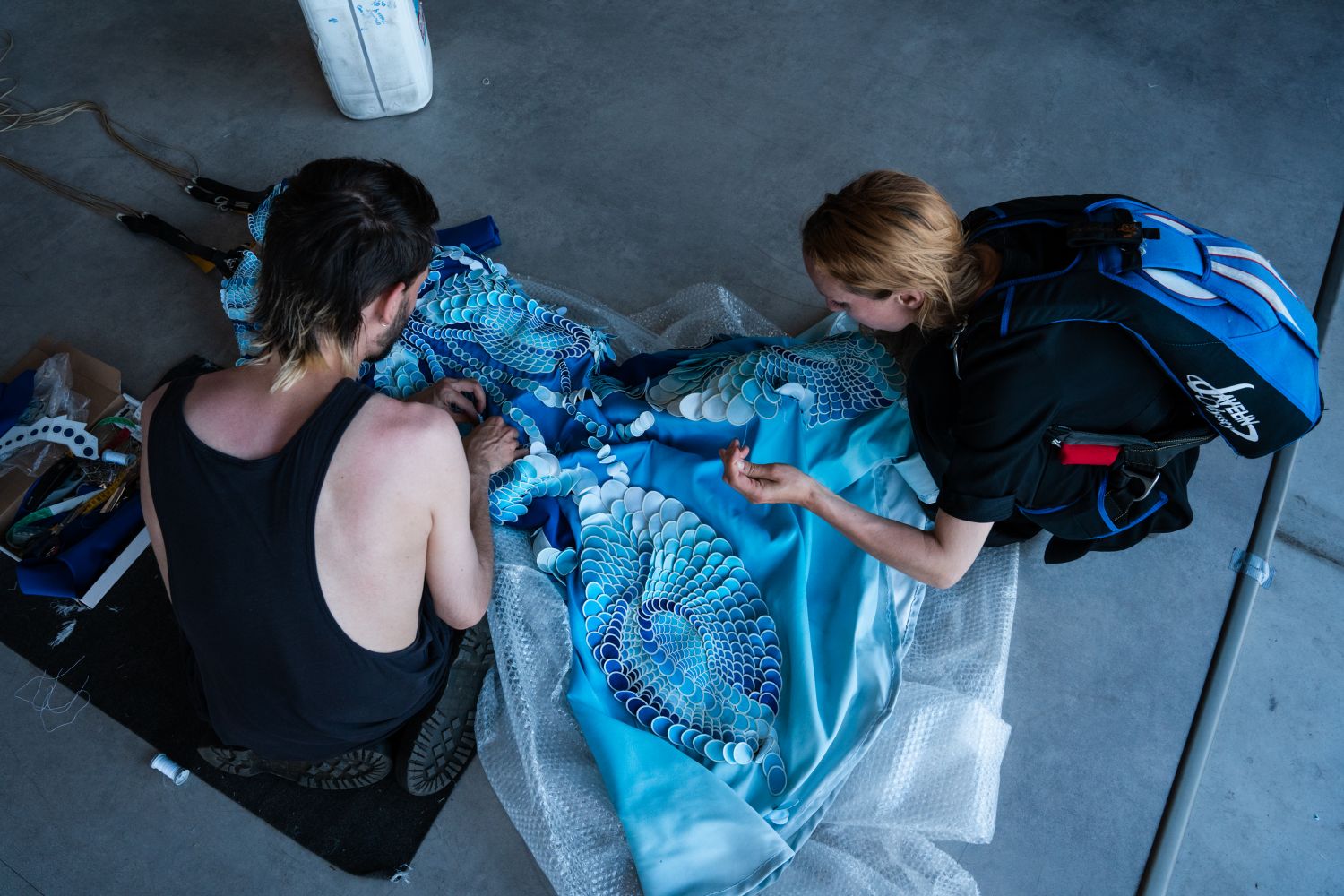 ©Preparação do vestido da coleção de outono/inverno 2021 de Iris Van Herpen para o salto de Domitille. Fotografia de Norin