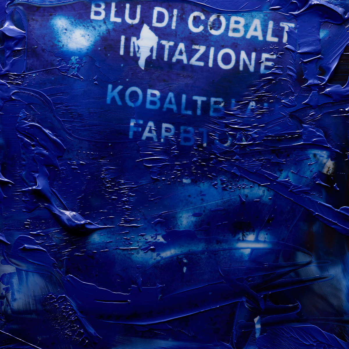 Cobalt Blue, série Polaroids, 2020. Impressão fotográfica, montada em acrílico e frame de madeira (120x120 cm).