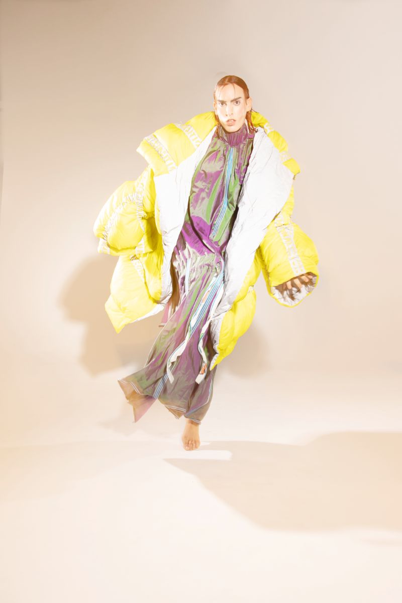 Casaco, Helena Caballero. Vestido, Robber Rodriguez. Ear cuff em prata de lei, MAM Originals.