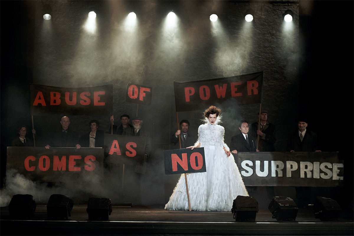 Milla Jovovich, Paris, 2012 (em colaboração com Jenny Holzer). Publicado originalmente na edição de setembro de 2012 da Vogue Itália.