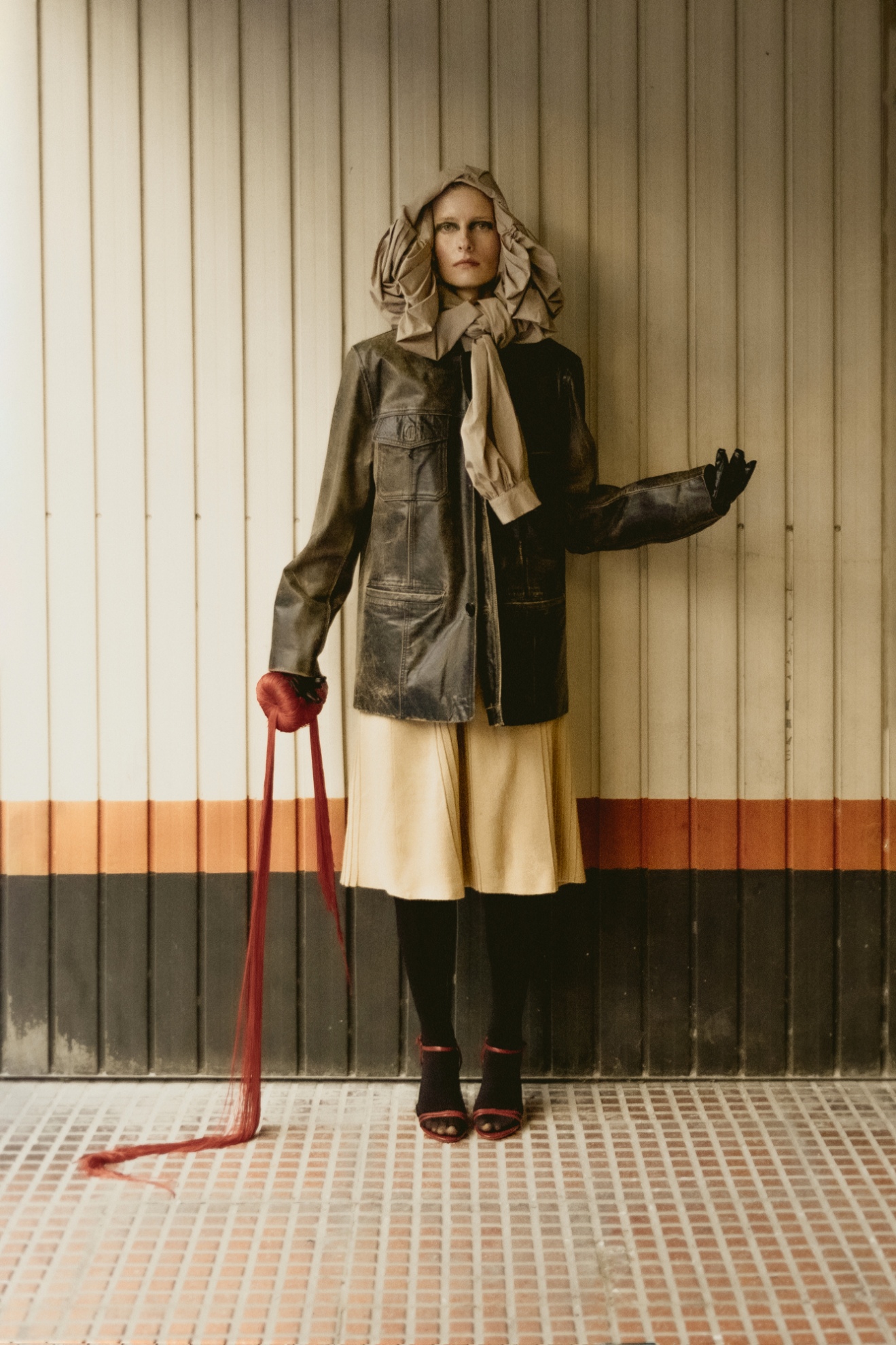 Casaco, DIESEL. Saia, BENETTON. Saia (usada na cabeça), ASOS. Luvas vintage, da produção. Collants, CALZEDONIA. Sapatos, ALDO. Acessório (usado no pulso), ERNESTO NARANJO.